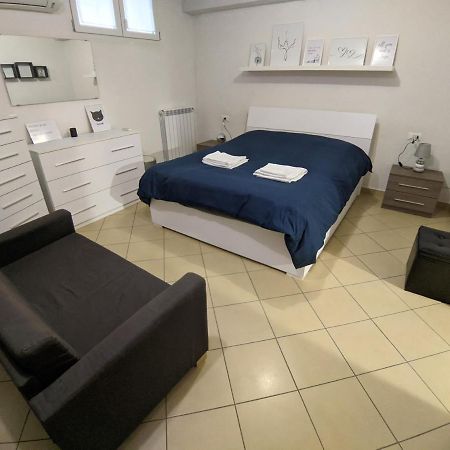 Large House 3 Floors City 'N Sea Vitinia Екстериор снимка