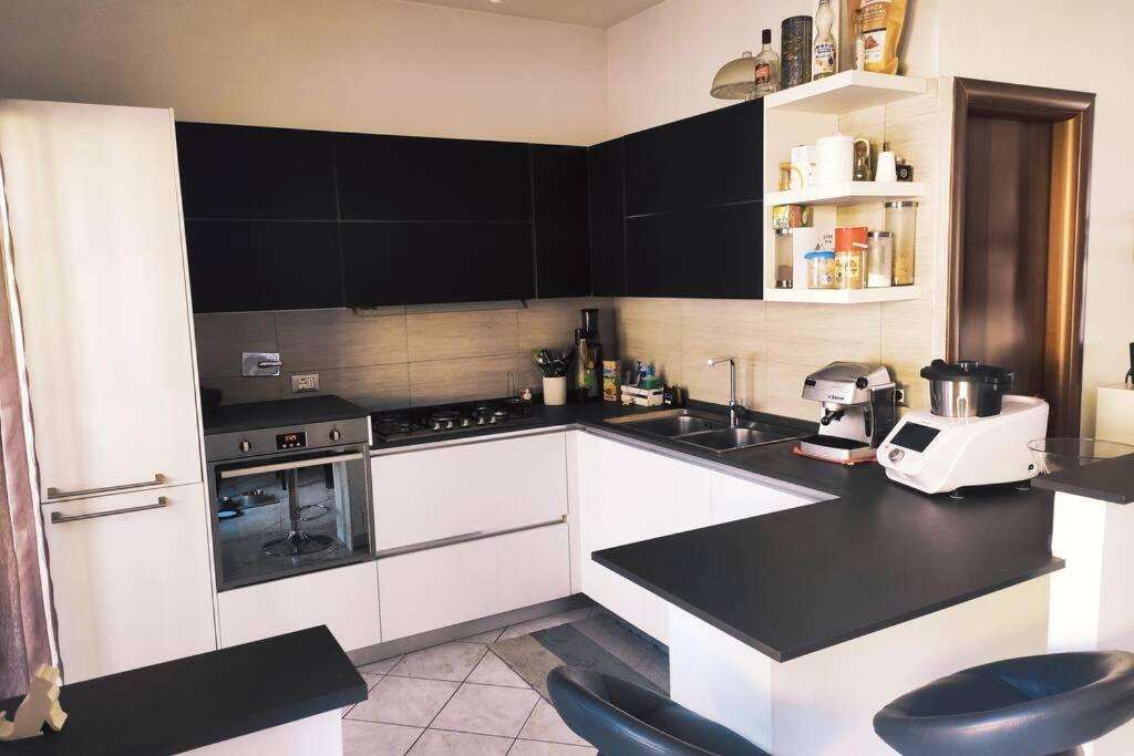 Large House 3 Floors City 'N Sea Vitinia Екстериор снимка