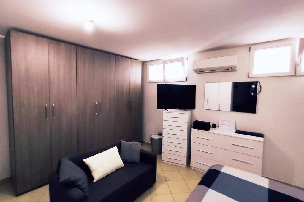Large House 3 Floors City 'N Sea Vitinia Екстериор снимка